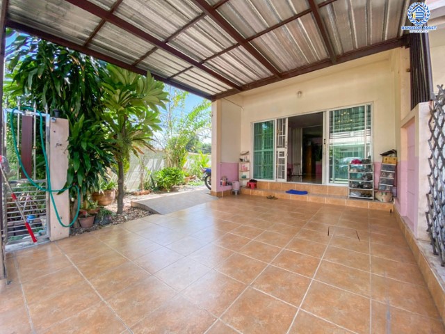 ทาวน์เฮ้าส์มือสองย่านนนทบุรี ม. นวรัตน์ บางกรวย-ไทรน้อย หลังมุม! เนื้อที่ 36.6 ตร.ว. ฟังก์ชัน 2 ห้องนอน 2 ห้องน้ำ บ้านสวยพร้อมอยู่ เป็นส่วนตัว พร้อมต่อเติมหลังคาหน้าบ้าน บนทำเลดี เชื่อมต่อถ.กาญจนาภิเษก ใกล้รถไฟฟ้าสายสีม่วง "สถานีตลาดบางใหญ่" และทางด่วน "กาญจนาภิเษก"